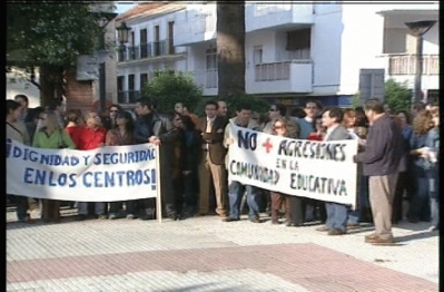 Maestros protestando por el acoso escolar